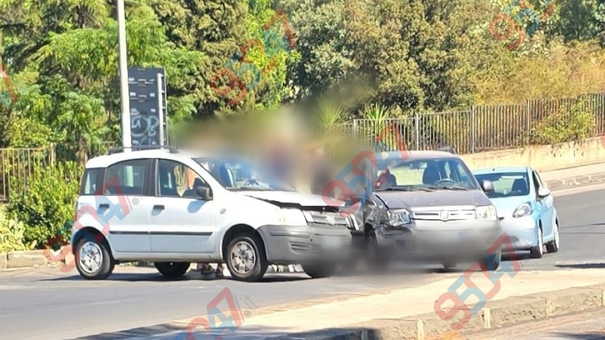 🔴🔴 ULTIM'ORA. PATERNÒ, ENNESIMO INCIDENTE ALLA ROTONDA TRA VIA CONVENTO E CORSO ITALIA: DUE AUTO COINVOLTE - 