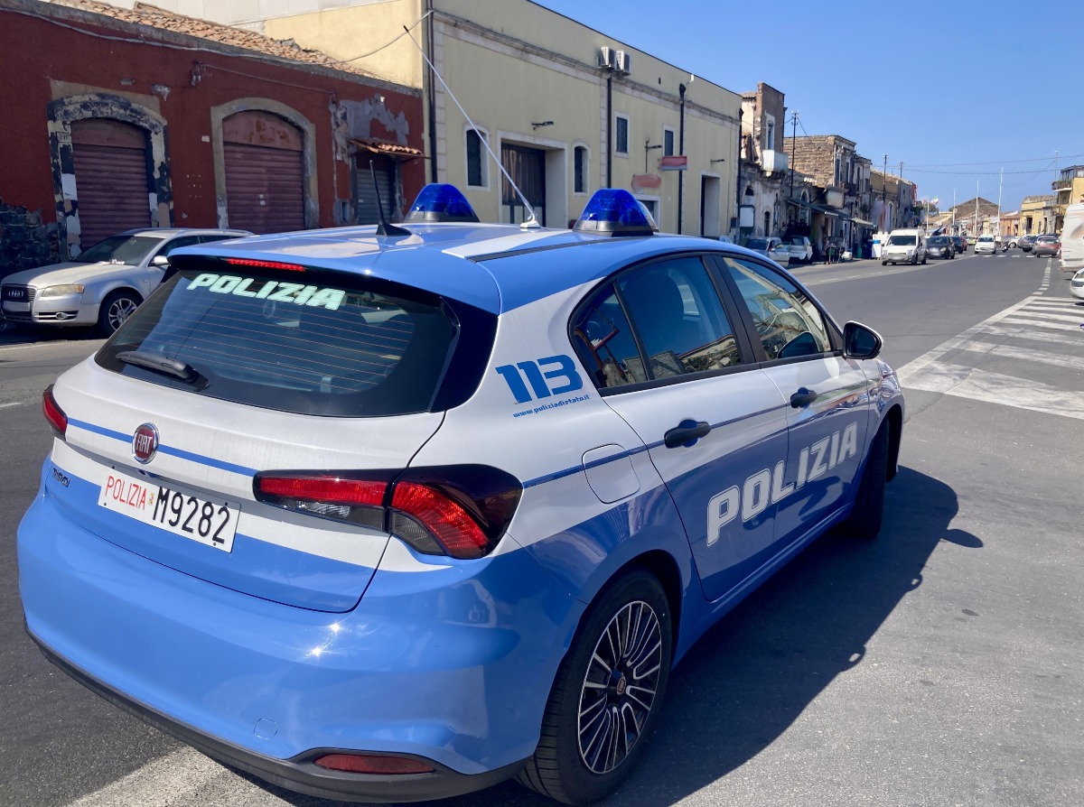 CATANIA, 16ENNE IN FUGA IN MOTO TENTA DI DISFARSI DI UNA PISTOLA: ARRESTATO DALLA POLIZIA - 