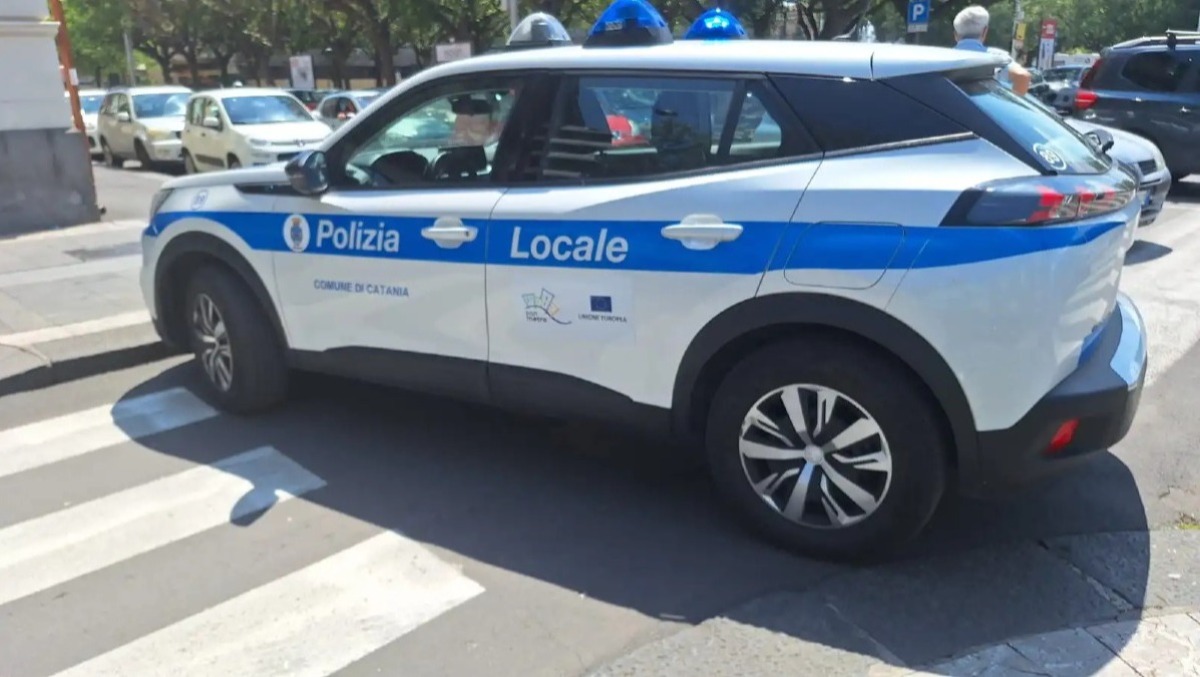 CATANIA. «SOLDI PER I BAMBINI MALATI», MA ERA UNA TRUFFA: DUE UOMINI DENUNCIATI DOPO AVER AVVICINATO DUE 15ENNI - 