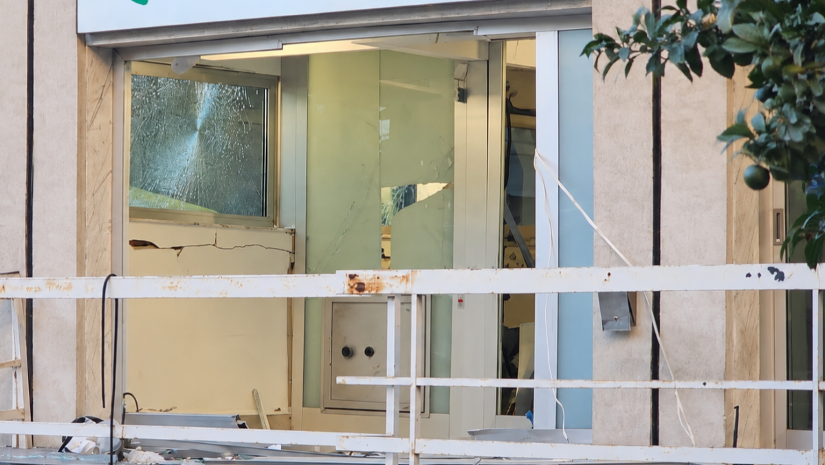 Notte di paura a Lentini, esplode il bancomat della BAPS: devastato l’ingresso della banca - 
