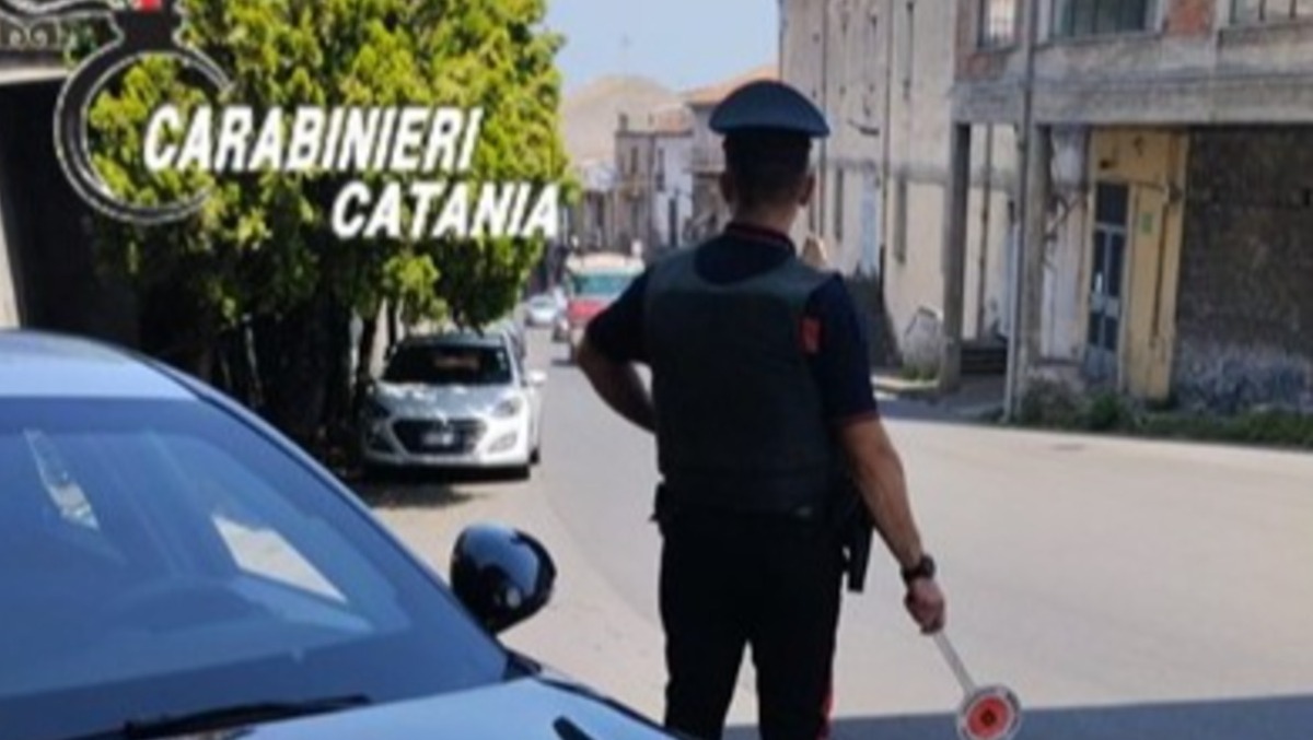 BRONTE, RUBANO UN’AUTO: I CARABINIERI LA RITROVANO IN MENO DI UN’ORA - 