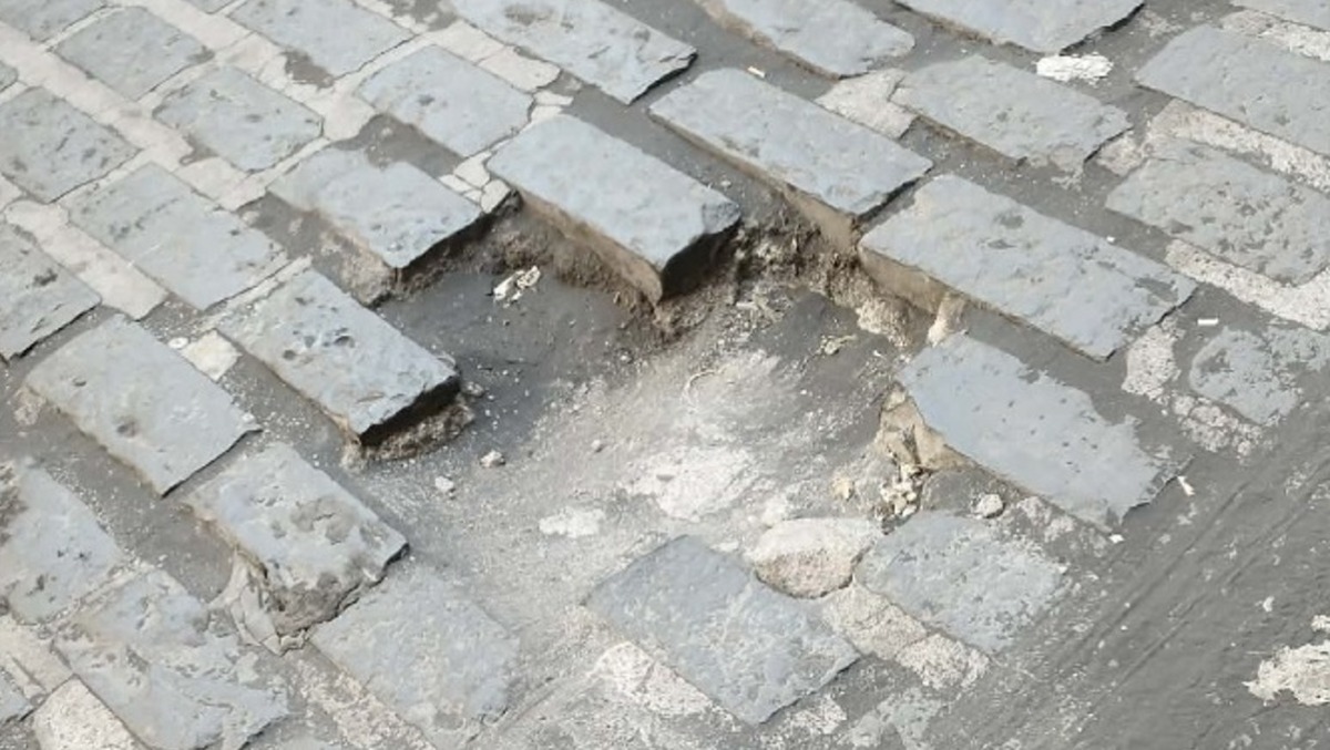 Paternò, via Fiume dissestata: basole divelte e pericolo per chi transita - 