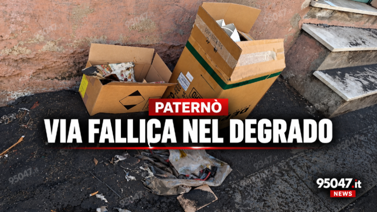Paternò, via Fallica nel degrado: cartoni e rifiuti abbandonati sul marciapiede - 