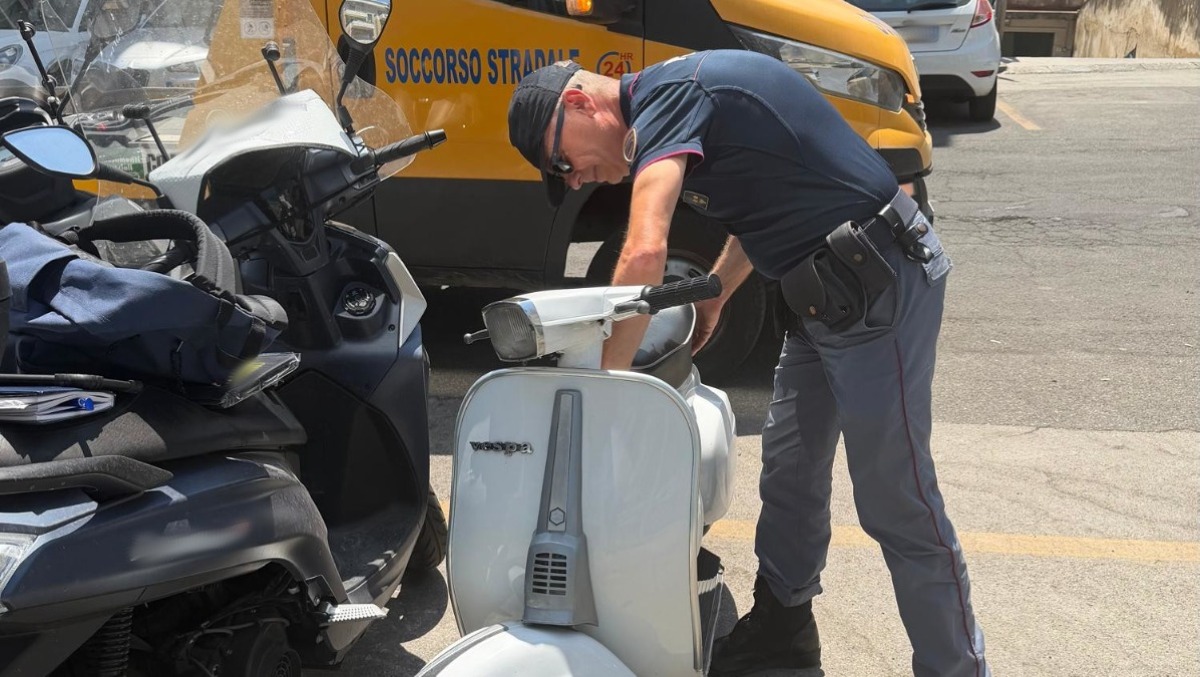 Catania, va in Commissariato con una Vespa rubata nel 1984: denunciato per ricettazione - 