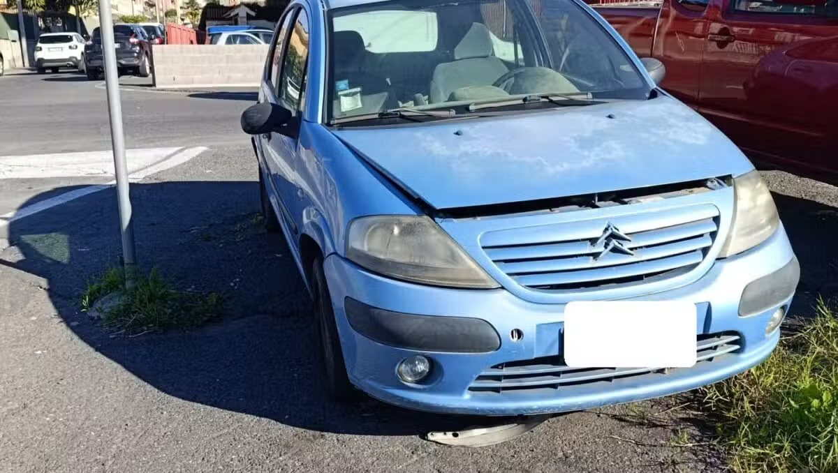 Catania sommersa dalle auto abbandonate: centinaia di relitti invadono strade e marciapiedi - 