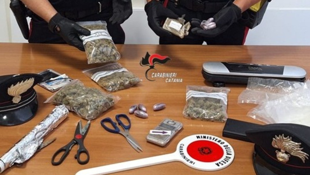 San Michele di Ganzaria, lite furiosa in casa: arrivano i Carabinieri e trovano droga, due arresti - 