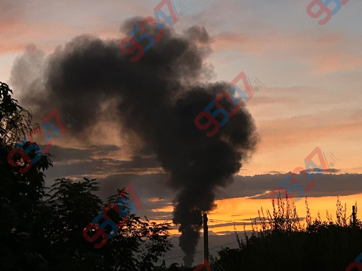 🔴🔴 ULTIM’ORA Paternò, bruciano rifiuti e gomme a Scalilli: alta nube di fumo nero