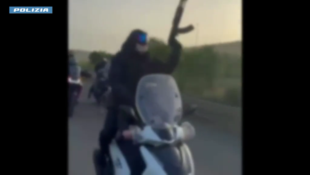 Corsa clandestina a Palagonia, kalashnikov durante la gara: arrestato un giovane - 