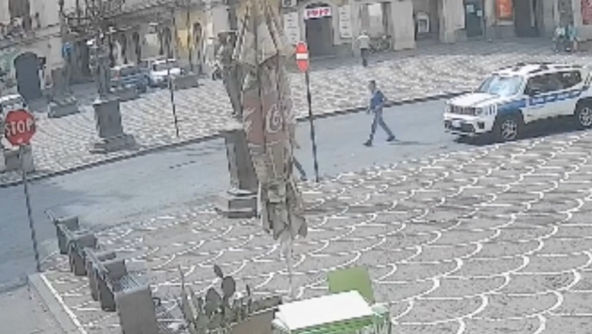 Paternò, taglia la gomma all’auto della Polizia Locale: incastrato dalle telecamere e denunciato - 
