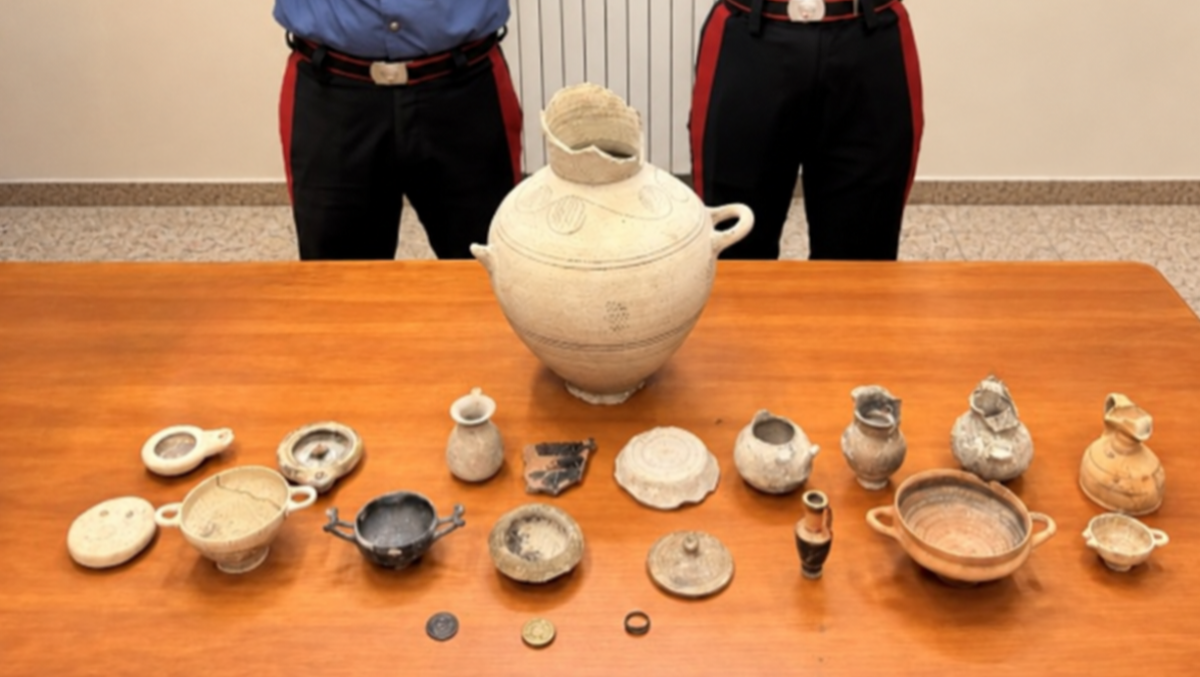 Gravina di Catania, riordina il garage e trova un tesoro archeologico: recuperati 18 reperti autentici - 