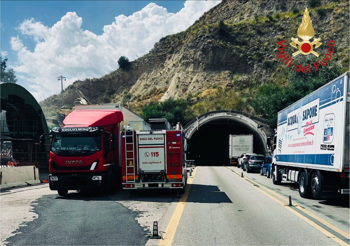 🔴 A19, caos nell’Ennese: camion colpisce gli impianti in galleria e blocca il traffico - 