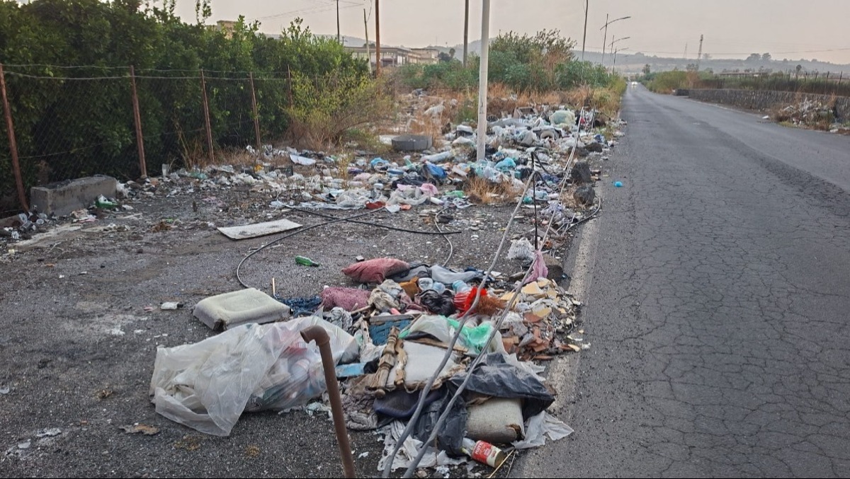 🔴 Paternò, contrada Gianferante trasformata in discarica: rifiuti ovunque lungo la SP 137 - 