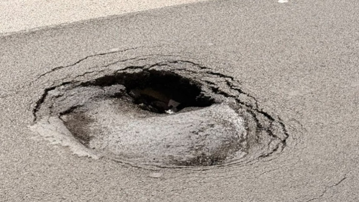 Paternò, l’asfalto sprofonda in via del Progresso: «Si sta aprendo una voragine» - 