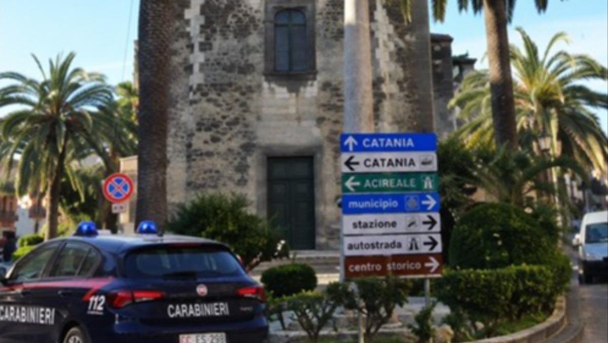 Calatabiano, anziano accoltellato in piazza: 59enne arrestato per tentato omicidio - 