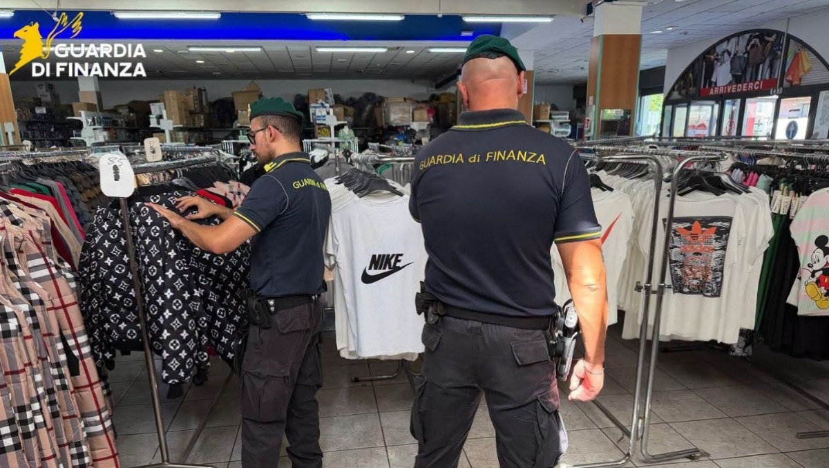 Misterbianco, scoperto deposito con 4.400 capi “griffati” falsi: maxi sequestro della Finanza - 