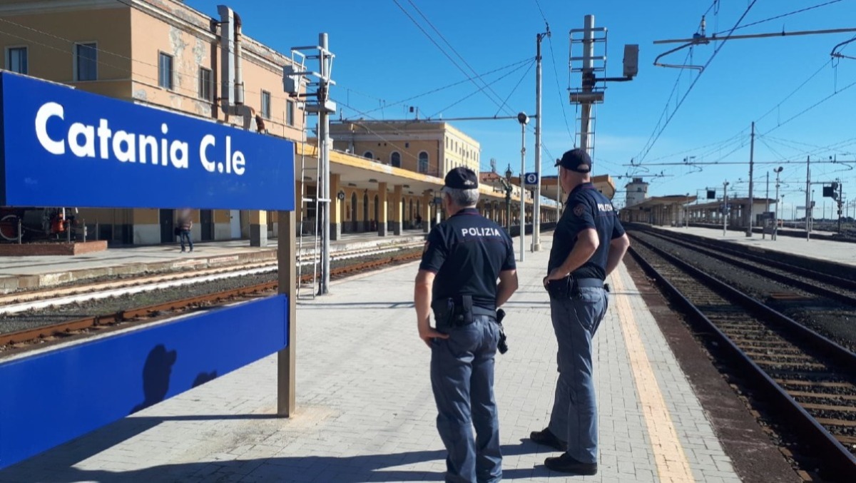 CATANIA, SPALLATA A UN POLIZIOTTO E AGENTE GIÙ DALLE SCALE: ARRESTATO 29ENNE - 