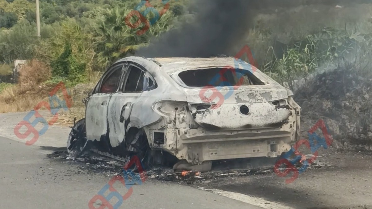 Paternò, paura in contrada Gianferrante: auto prende fuoco in marcia sulla SP 137/II - 