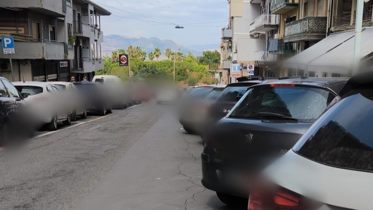 Paternò, via Emanuele Bellia: «Auto parcheggiate a spina di pesce, servono più controlli» - 