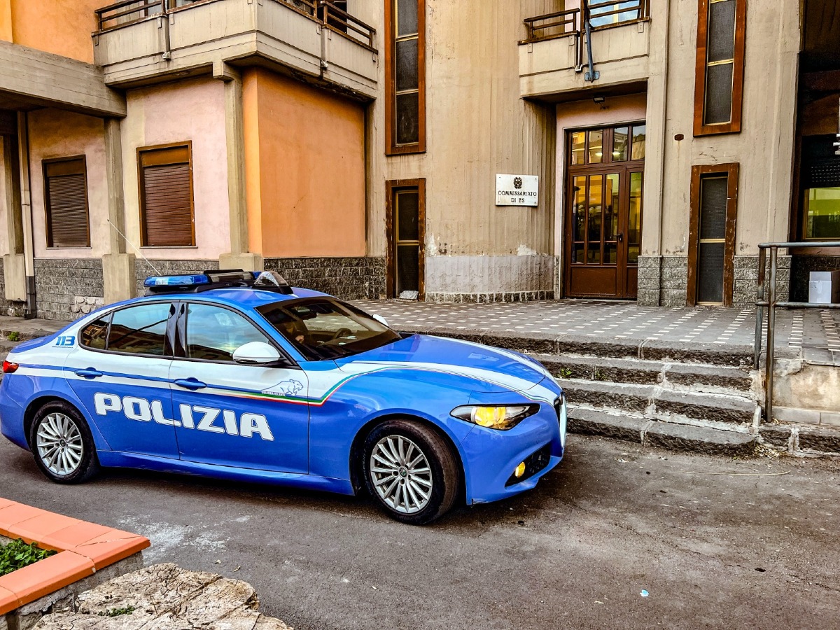 Adrano, tenta di scassinare un garage con due complici: 20enne denunciato - 