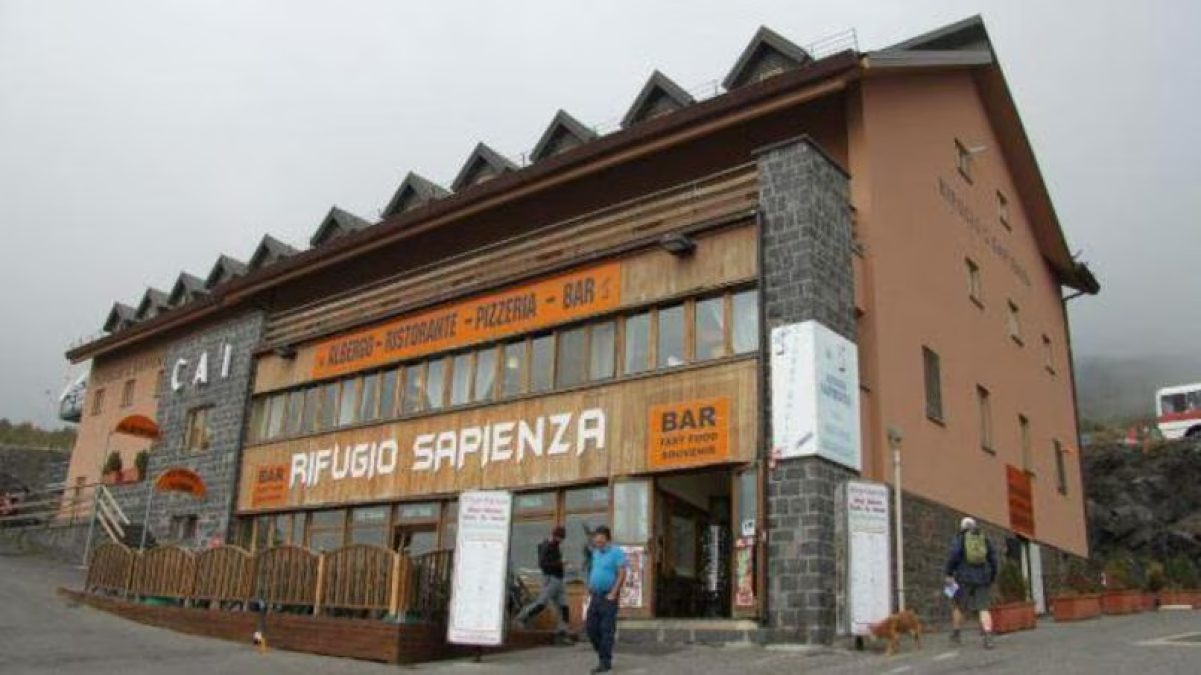Etna, monossido di carbonio al Rifugio Sapienza: albergo evacuato, diversi ospiti ricoverati - 