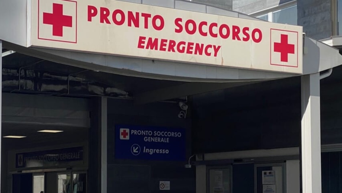 Catania, familiari di una paziente aggrediscono sanitari e vigilanti al San Marco: 4 feriti - 