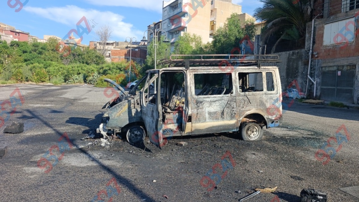 Paternò, furgone in fiamme nella notte in piazza Nino La Russa: indagano i Carabinieri - 