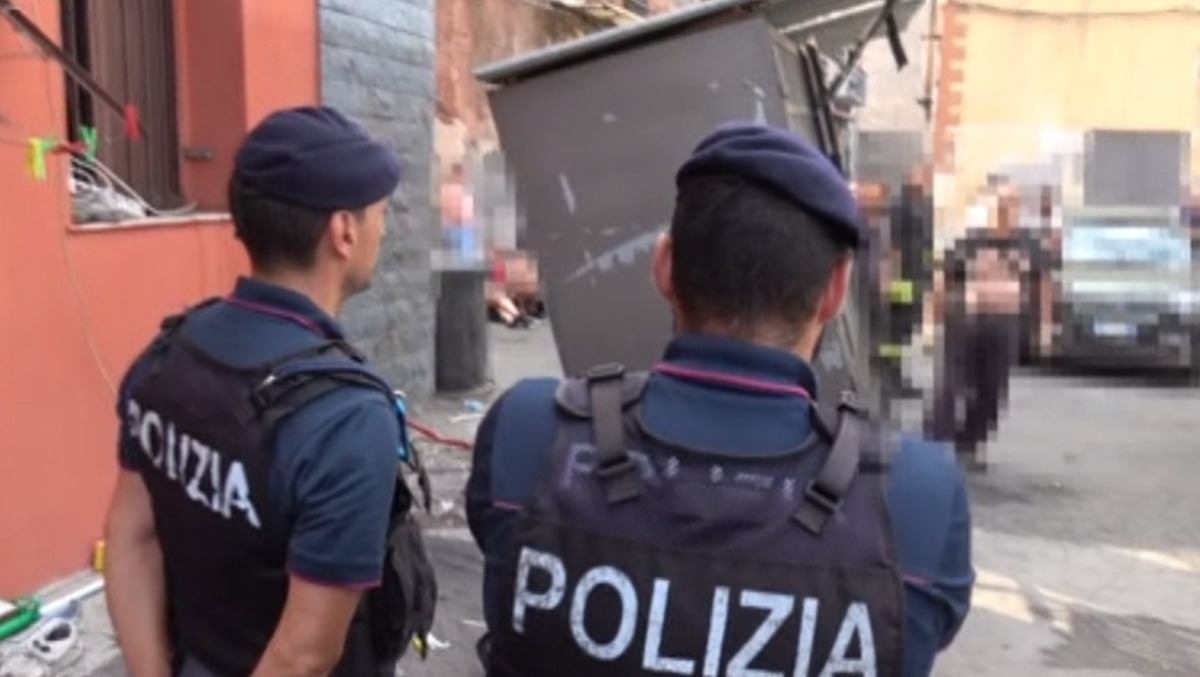 Catania, pusher contro i “Falchi”: droga gettata nell’acido, tre arresti - 