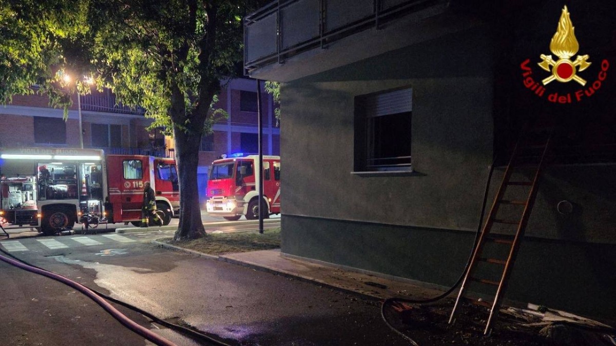 TRAGEDIA nella notte a Lucca, incendio in un edificio: due morti e 13 feriti, anche bambini - 