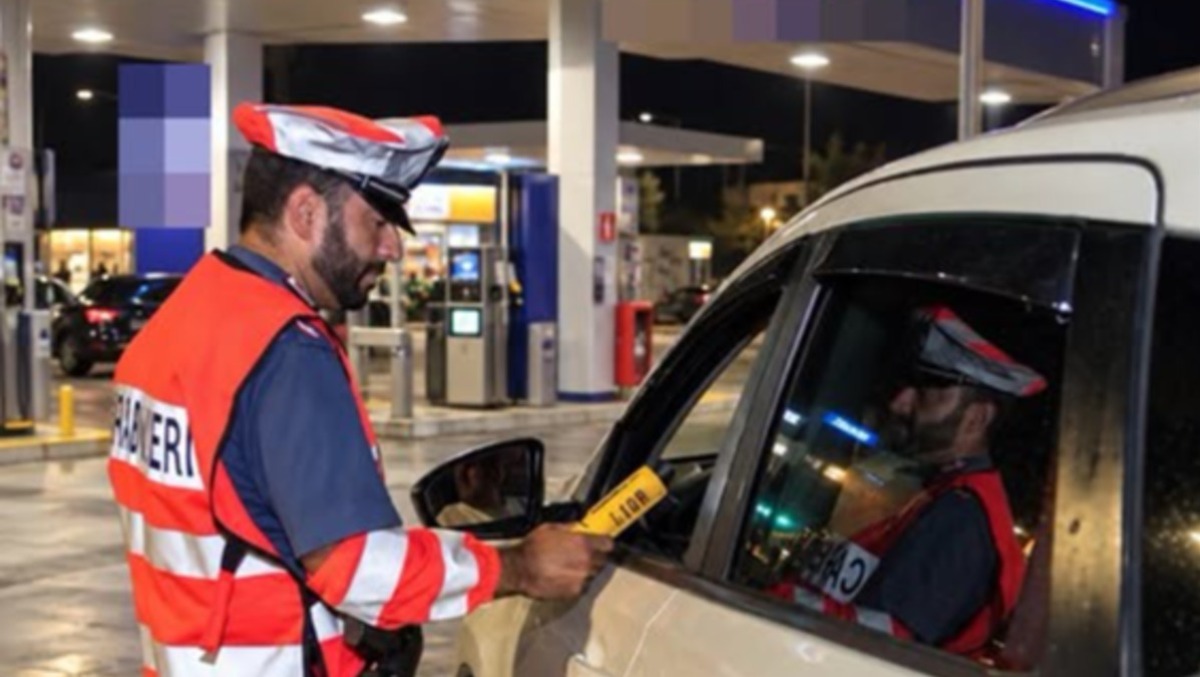 SS 121, ubriaco guida contromano nella notte: fermato 51enne, patente ritirata - 