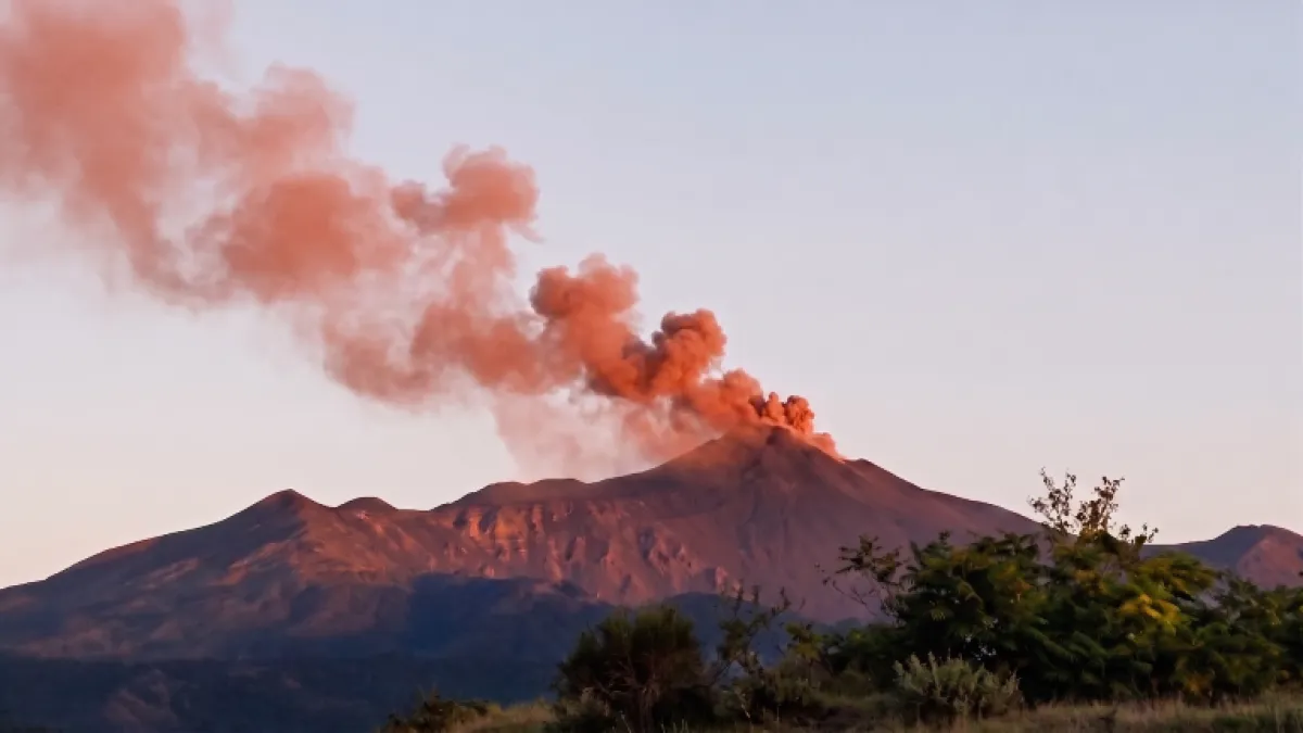 Etna, strano pennacchio bruno-rossiccio dal cratere: l’INGV spiega cosa sta succedendo - 