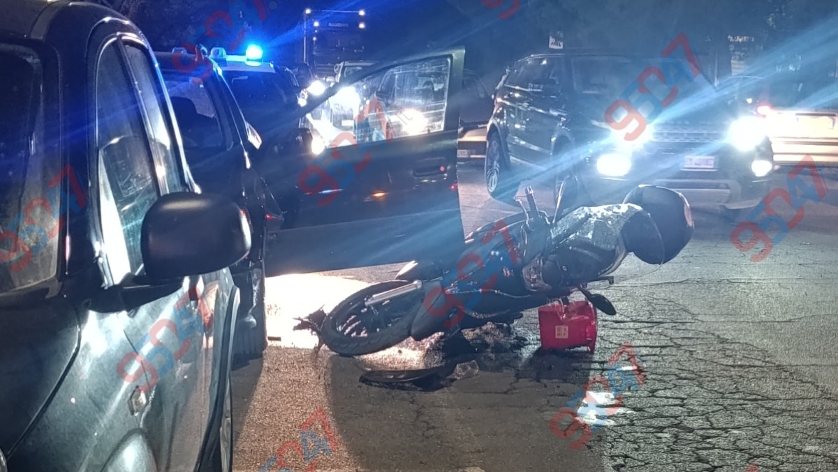 🔴 ULTIM’ORA Paternò, apre lo sportello e lo scooter cade: due feriti al corso Italia - 