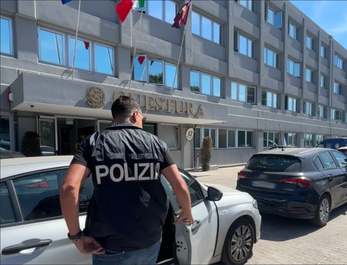 Catania, spaccio “drive-in” con vedette e radio: arrestati due pusher - 