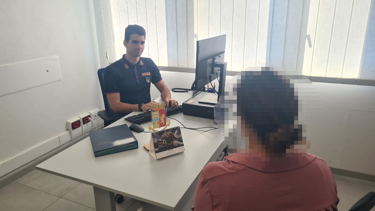 Adrano, minaccia l’ex compagna e le mostra una pistola in videochiamata: denunciato 31enne - 