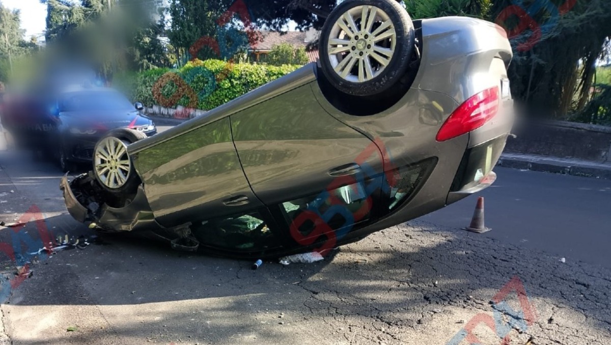 Trecastagni, violento scontro tra due auto: Mercedes si ribalta, conducente ferito - 