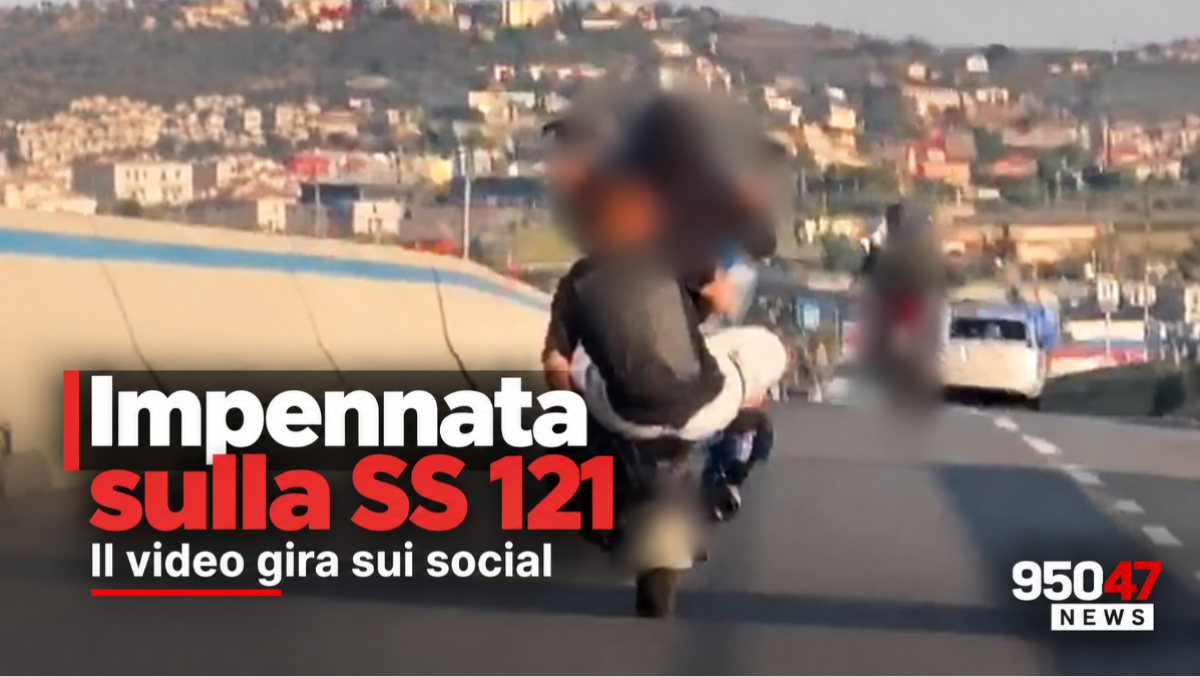 SS 121, follia nel traffico: scooter su una ruota e passeggero senza casco - 
