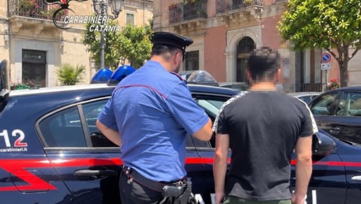 Paura a Giarre, apre il gas e poi aggredisce passanti e soccorritori: arrestato - 