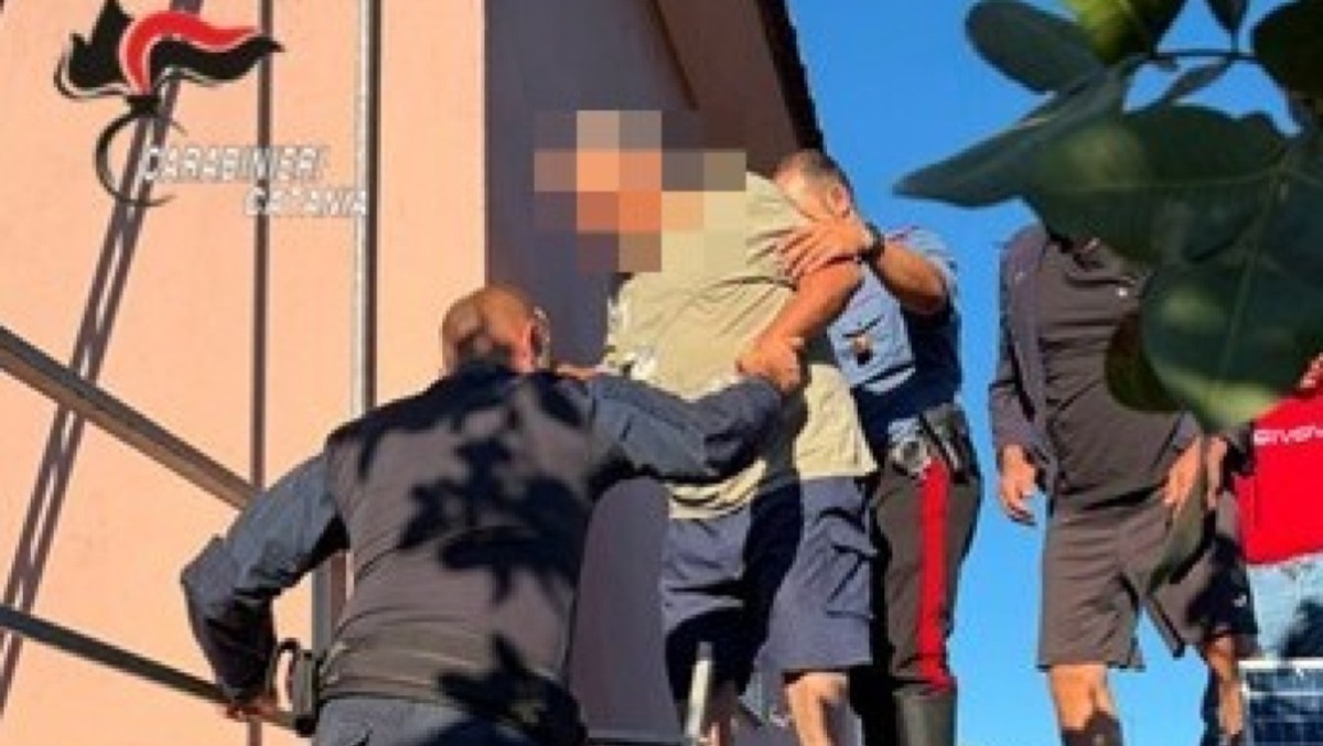 Bronte, 69enne scomparso ritrovato all’alba sul tetto: salvato dai Carabinieri - 