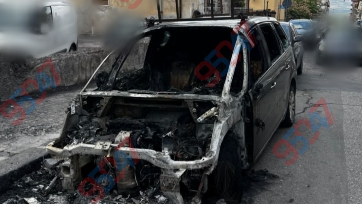 Paternò, auto distrutta dalle fiamme nella notte: indagano i carabinieri - 
