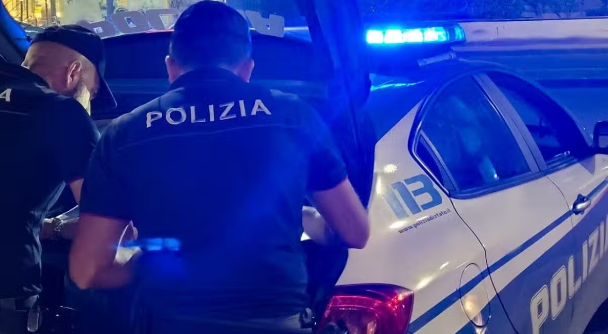 Catania, di notte in monopattino tra le auto parcheggiate: 38enne fermato con arnesi da scasso - 