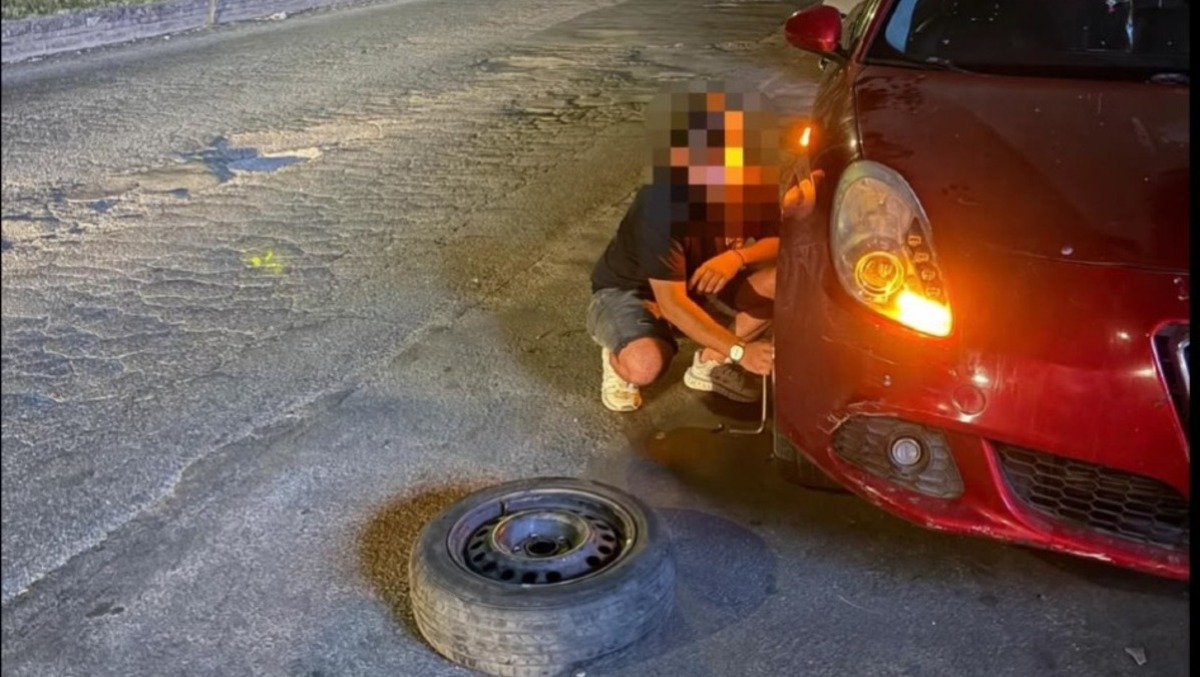 Paternò, finisce in una buca sotto il ponte e spacca il cerchio dell’auto (FOTO) - 
