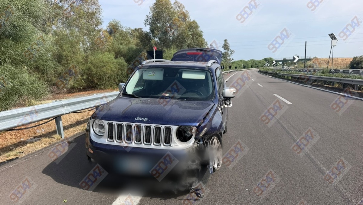 A19 Catania-Palermo, auto contro il guardrail nel territorio di Paternò: donna ferita - 