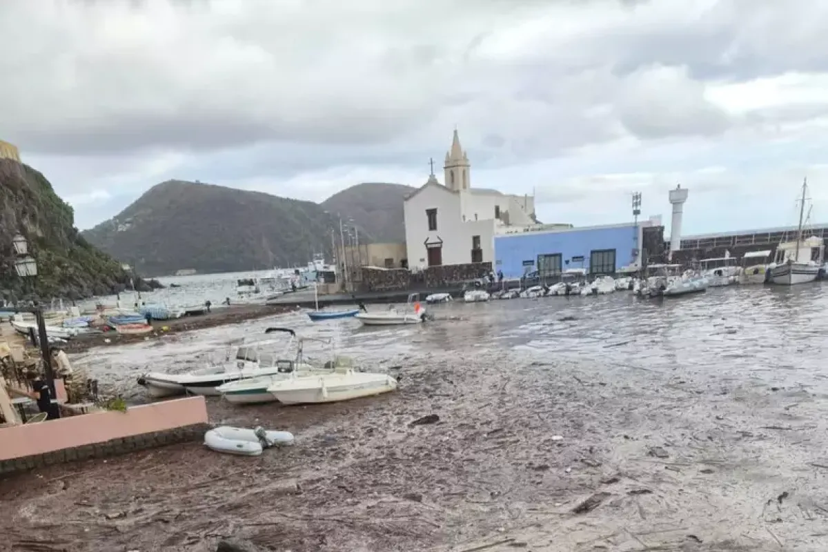 Maltempo a Lipari, case allagate, auto bloccate e torrenti esondati: notte di paura - 