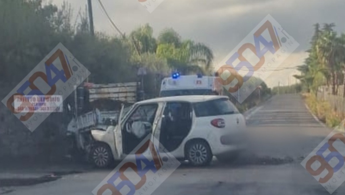  Belpasso, violento scontro tra auto e furgone sulla SP229/I: feriti e auto distrutta - 