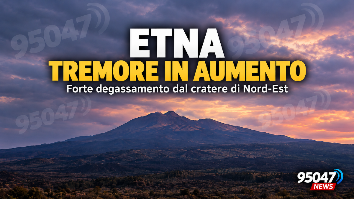 Etna, aumenta il tremore vulcanico nella notte: forte degassamento dal cratere di Nord-Est - 