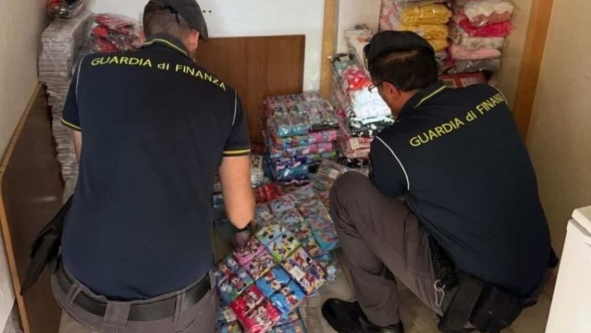 Misterbianco, sequestrati oltre 6.700 prodotti contraffatti: denunciato il titolare - 