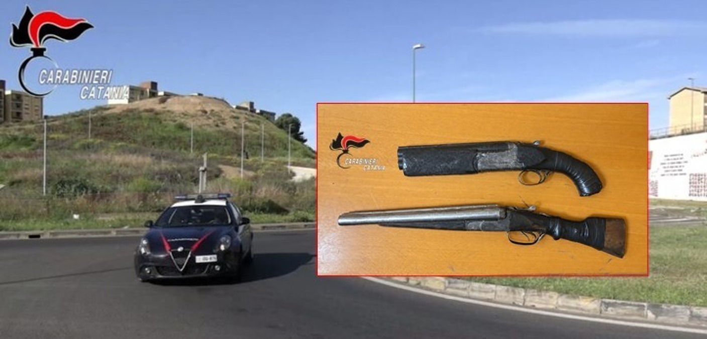 Catania, due fucili a canne mozze nascosti sotto le coperte: arrestato 23enne - 