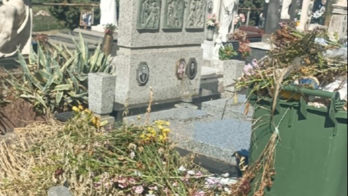 Paternò, degrado al cimitero monumentale: rifiuti tra le tombe e cancello rotto (FOTO) - 