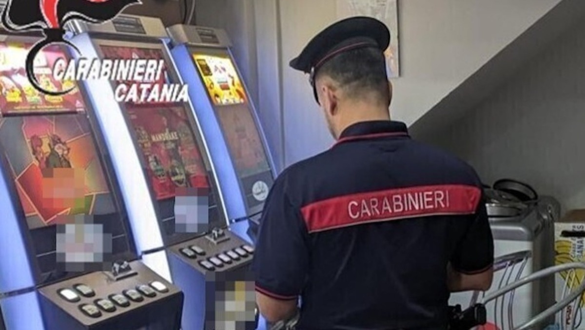 Paternò, 17enne trovato con 24 dosi di marijuana in una sala giochi: denunciato - 