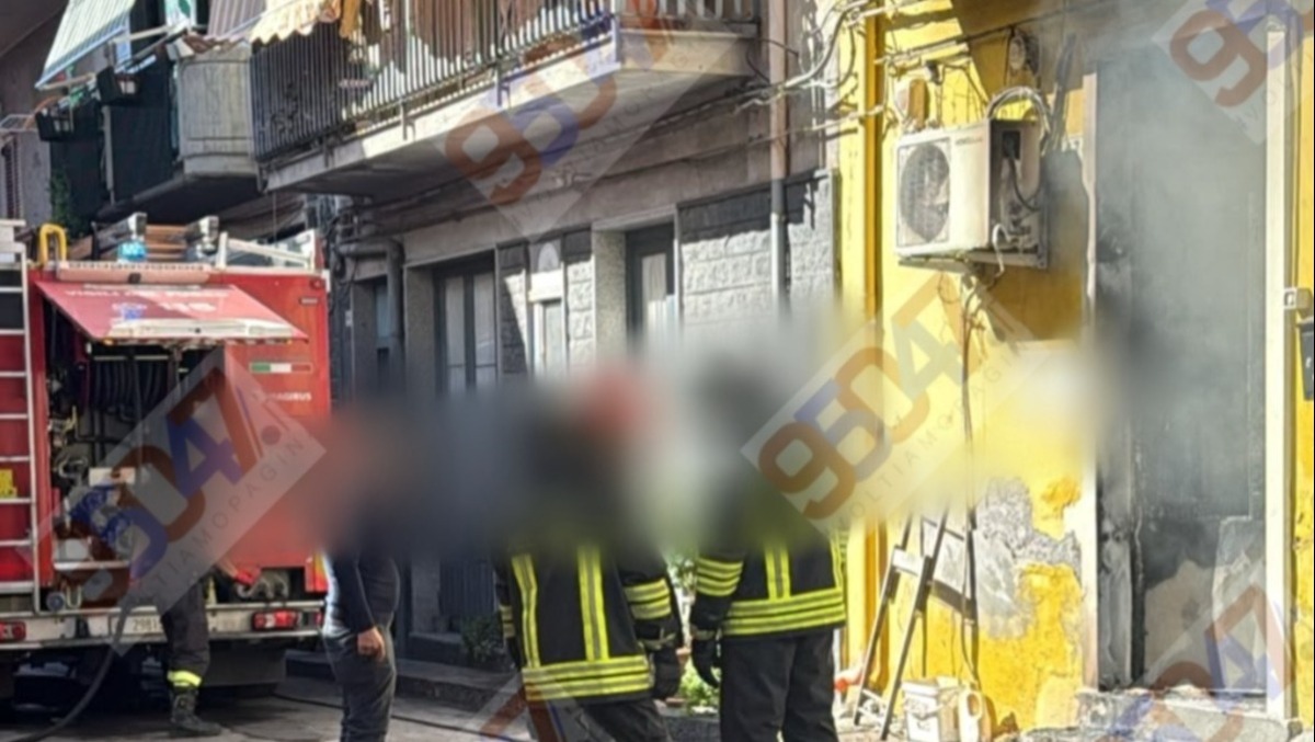 🚨 ULTIM'ORA. Paternò, incendio in un’abitazione nella zona Villetta: intervengono i VVF e due ambulanze - 