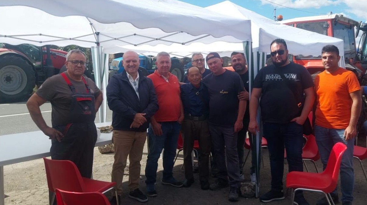 Paternò, agricoltori in protesta sulla SS192 a Sferro: trattori e camion in strada - Foto di Ruggero Strano, da Facebook